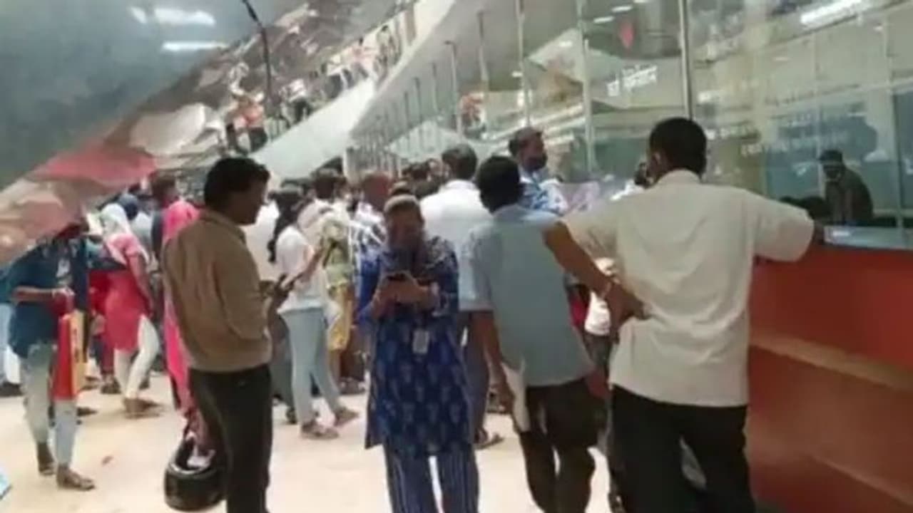 लखनऊ में पीजीआई अस्पताल में बत्ती गुल, ओपीडी पंजीकरण घंटों से ठप लखनऊ में पीजीआई अस्पताल में बत्ती गुल, ओपीडी पंजीकरण घंटों से ठप