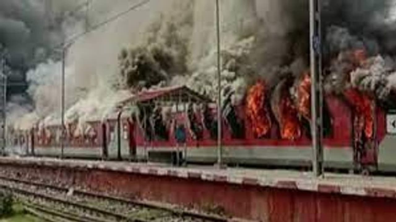 Agnipath Protest: அக்னிபத் திட்டத்திற்கு வலுக்கும் எதிர்ப்பு.. ரயிலுக்கு தீவைப்பு.. 200 ரயில் சேவைகள் பாதிப்பு Agnipath Protest: அக்னிபத் திட்டத்திற்கு வலுக்கும் எதிர்ப்பு.. ரயிலுக்கு தீவைப்பு.. 200 ரயில் சேவைகள் பாதிப்பு