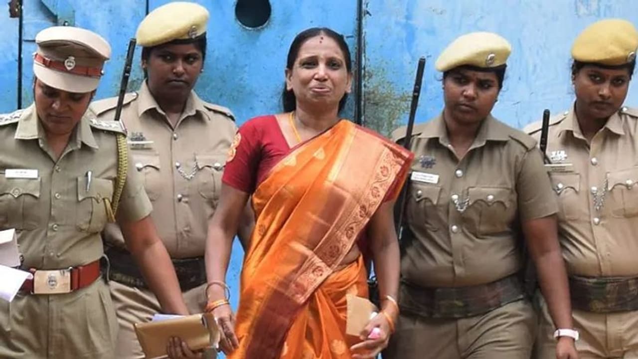 'പേരറിവാളനെ വിട്ടയച്ചതുപോലെ തനിക്കും മോചനം വേണം'; രാജീവ് ഗാന്ധി വധക്കേസ് പ്രതി നളിനി സുപ്രീംകോടതിയെ സമീപിച്ചു 'പേരറിവാളനെ വിട്ടയച്ചതുപോലെ തനിക്കും മോചനം വേണം'; രാജീവ് ഗാന്ധി വധക്കേസ് പ്രതി നളിനി സുപ്രീംകോടതിയെ സമീപിച്ചു