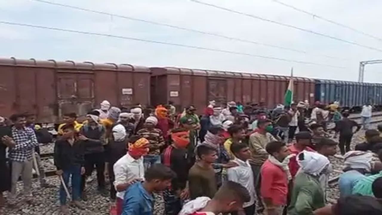 'अग्निपथ' विरोध: कानपुर देहात पहुंची युवाओं का प्रदर्शन, कहा विधायक व सांसद की तनख्वाह में कटौती करे सरकार