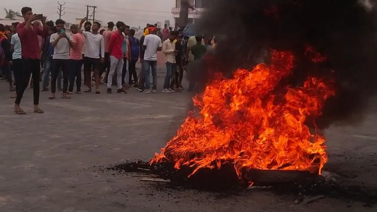 অগ্নিপথ বিক্ষোভ কী কারণে চাকরি প্রার্থীদের বিক্ষোভে আগুন জ্বলছে সাত রাজ্যে, জানুন বিস্তারিত 