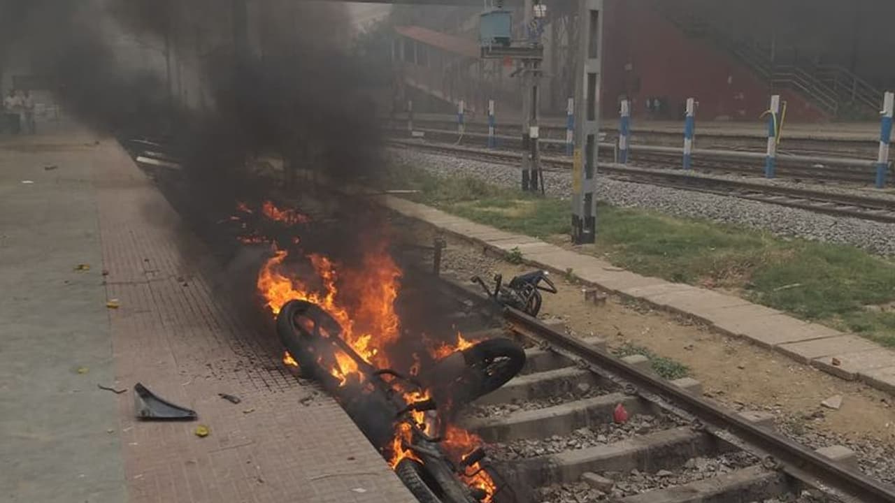 অগ্নিপথ নিয়ে উত্তাল দেশ, পরপর ট্রেন বাতিলের জেরে বিপর্যস্ত রেল পরিষেবা অগ্নিপথ নিয়ে উত্তাল দেশ, পরপর ট্রেন বাতিলের জেরে বিপর্যস্ত রেল পরিষেবা