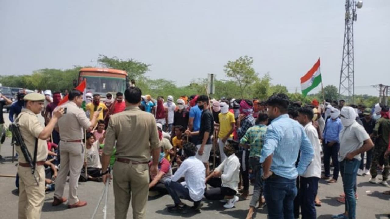 अग्निपथ को लेकर मचे बवाल के बीच अब नोएडा एक्सप्रेस वे पर युवाओं ने किया पथराव, कई पुलिसकर्मी घायल अग्निपथ को लेकर मचे बवाल के बीच अब नोएडा एक्सप्रेस वे पर युवाओं ने किया पथराव, कई पुलिसकर्मी घायल