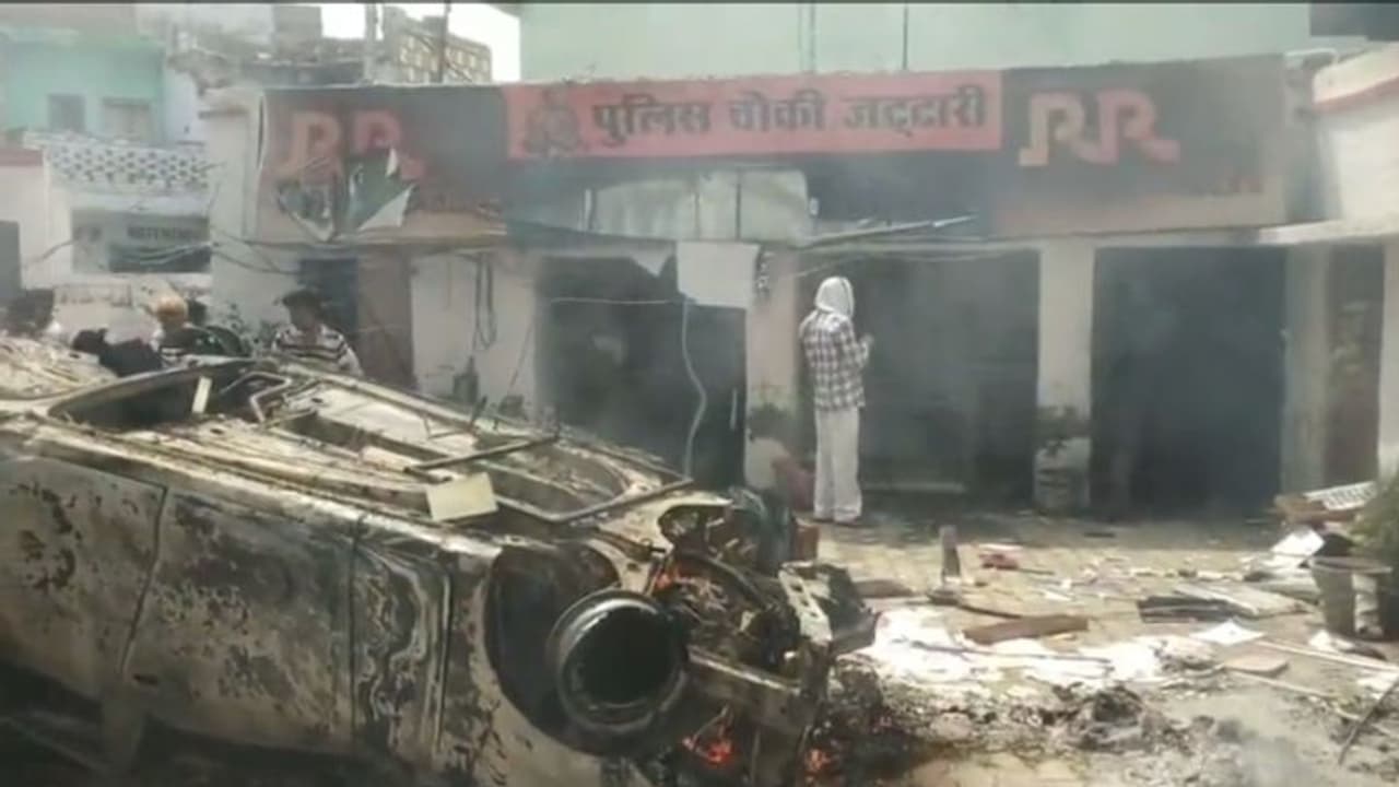 അഗ്നിപഥ് പ്രതിഷേധം യുപിയില്; ജട്ടാരി പൊലീസ് സ്റ്റേഷന് തീയിട്ടു, വാഹനവും കത്തിച്ചു അഗ്നിപഥ് പ്രതിഷേധം യുപിയില്; ജട്ടാരി പൊലീസ് സ്റ്റേഷന് തീയിട്ടു, വാഹനവും കത്തിച്ചു