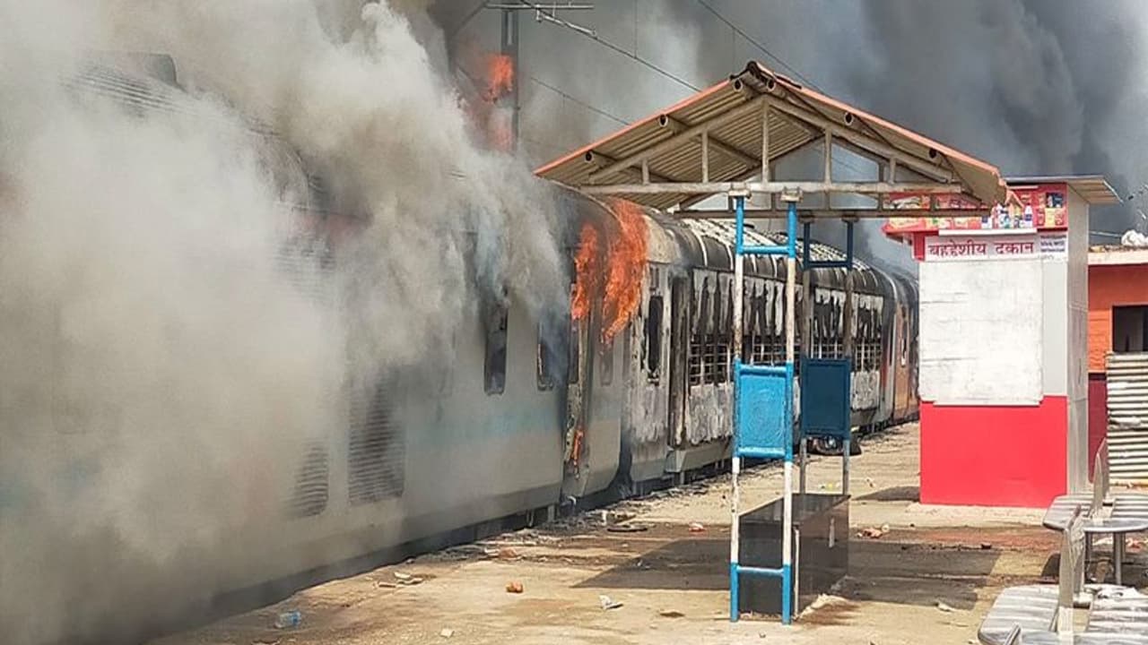 अग्निपथ योजना के विरोध प्रदर्शन में राज्य के 4 जिलों में FIR दर्ज, हिंसा करने वाले 260 लोग हुए गिरफ्तार अग्निपथ योजना के विरोध प्रदर्शन में राज्य के 4 जिलों में FIR दर्ज, हिंसा करने वाले 260 लोग हुए गिरफ्तार