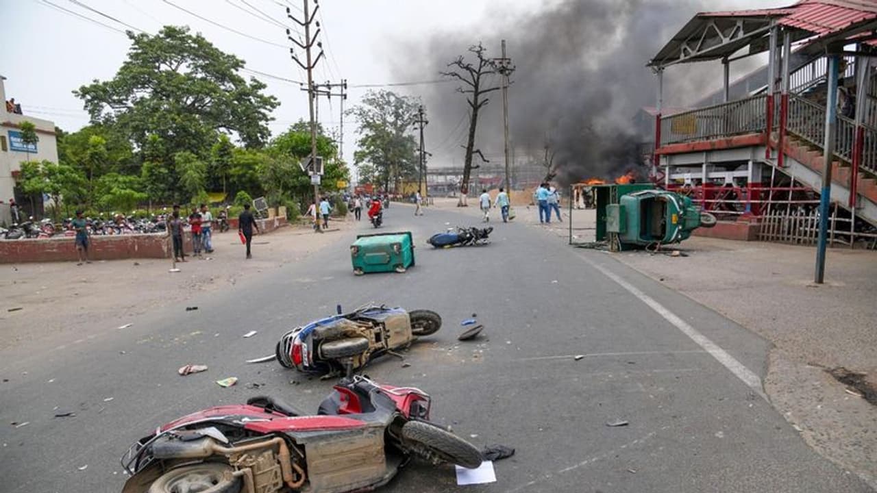 അഗ്നിപഥ്: ആളിപ്പടര്ന്ന് പ്രതിഷേധം, ബിഹാറില് നാളെ ബന്ദ് അഗ്നിപഥ്: ആളിപ്പടര്ന്ന് പ്രതിഷേധം, ബിഹാറില് നാളെ ബന്ദ്