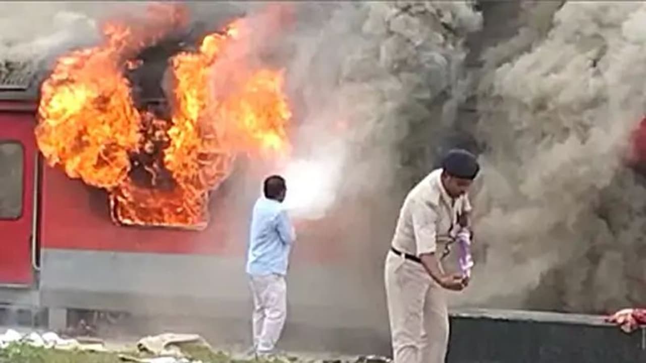 অগ্নিপথ বিক্ষোভে উত্তপ্ত বিহার, ১২টি জেলায় বন্ধ করে দেওয়া হল যোগাযোগ পরিষেবা অগ্নিপথ বিক্ষোভে উত্তপ্ত বিহার, ১২টি জেলায় বন্ধ করে দেওয়া হল যোগাযোগ পরিষেবা