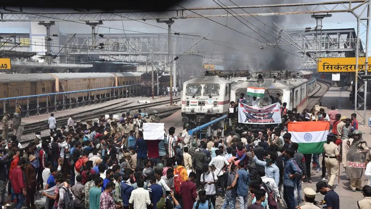 11 ರಾಜ್ಯಗಳಿಗೆ ವಿಸ್ತರಿಸಿದ ಪ್ರತಿಭಟನೆಯ ಜ್ವಾಲೆ, ಅಗ್ನಿಪಥ ವಿರೋಧಿಸಿ ಹಿಂಸಾಚಾರ, 2 ಬಲಿ!