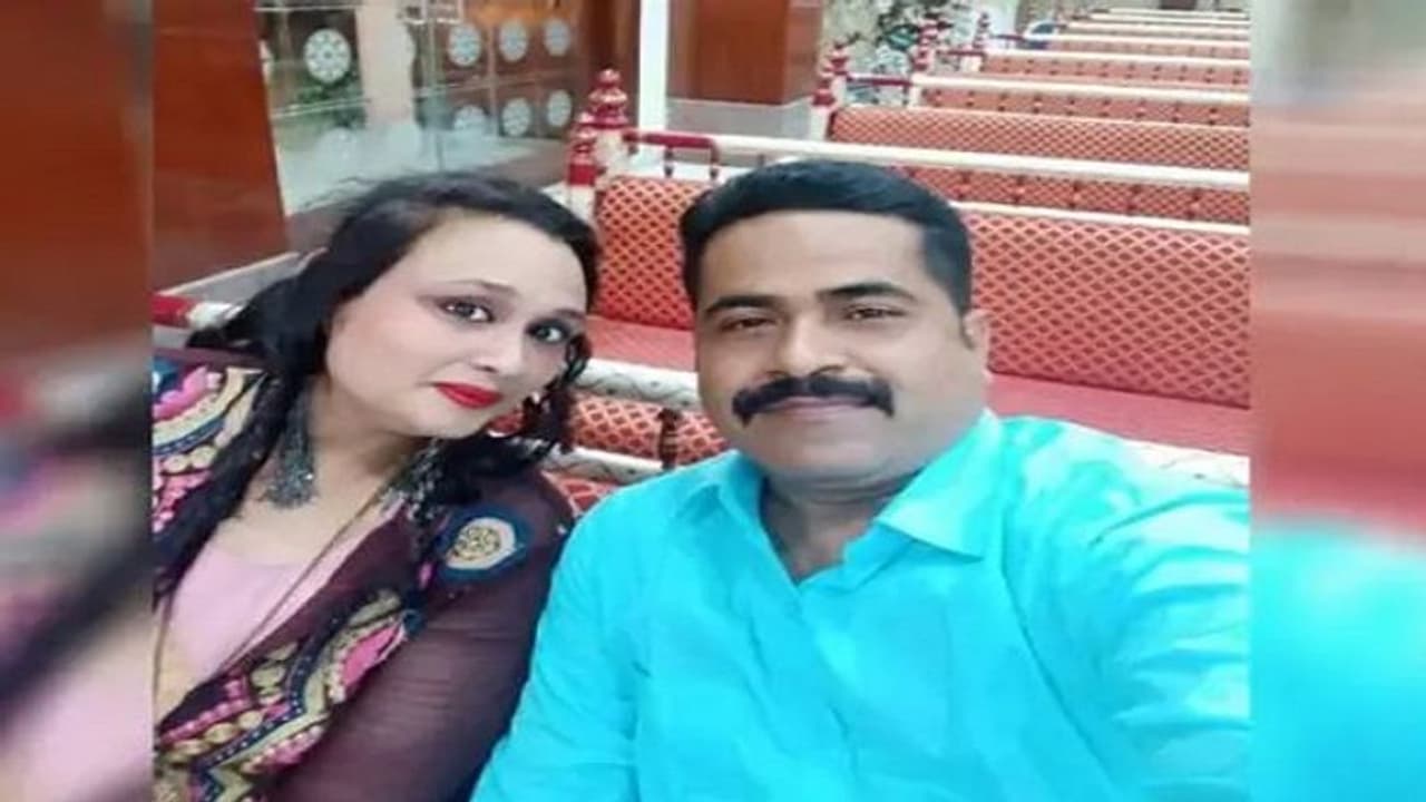 नौ महीने पहले ही शादीशुदा युवक से भजन गायिका ने की थी लव मैरिज, घर में पत्नी का शव देख पति भी है हैरान नौ महीने पहले ही शादीशुदा युवक से भजन गायिका ने की थी लव मैरिज, घर में पत्नी का शव देख पति भी है हैरान