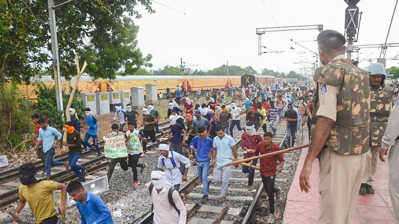Agnipath Scheme Protests| ఆందోళనలను అసలు ఊహించలేదు: Navy Chief Agnipath Scheme Protests| ఆందోళనలను అసలు ఊహించలేదు: Navy Chief