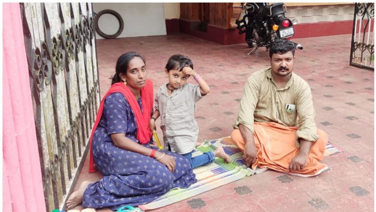 വീട് ജപ്തി ചെയ്തു; സ്വകാര്യ പണമിടപാട് സ്ഥാപന ഉടമയുടെ വീട്ടിലെത്തി കുടുംബം, കുഞ്ഞിനൊപ്പം കുത്തിയിരിപ്പ് സമരം