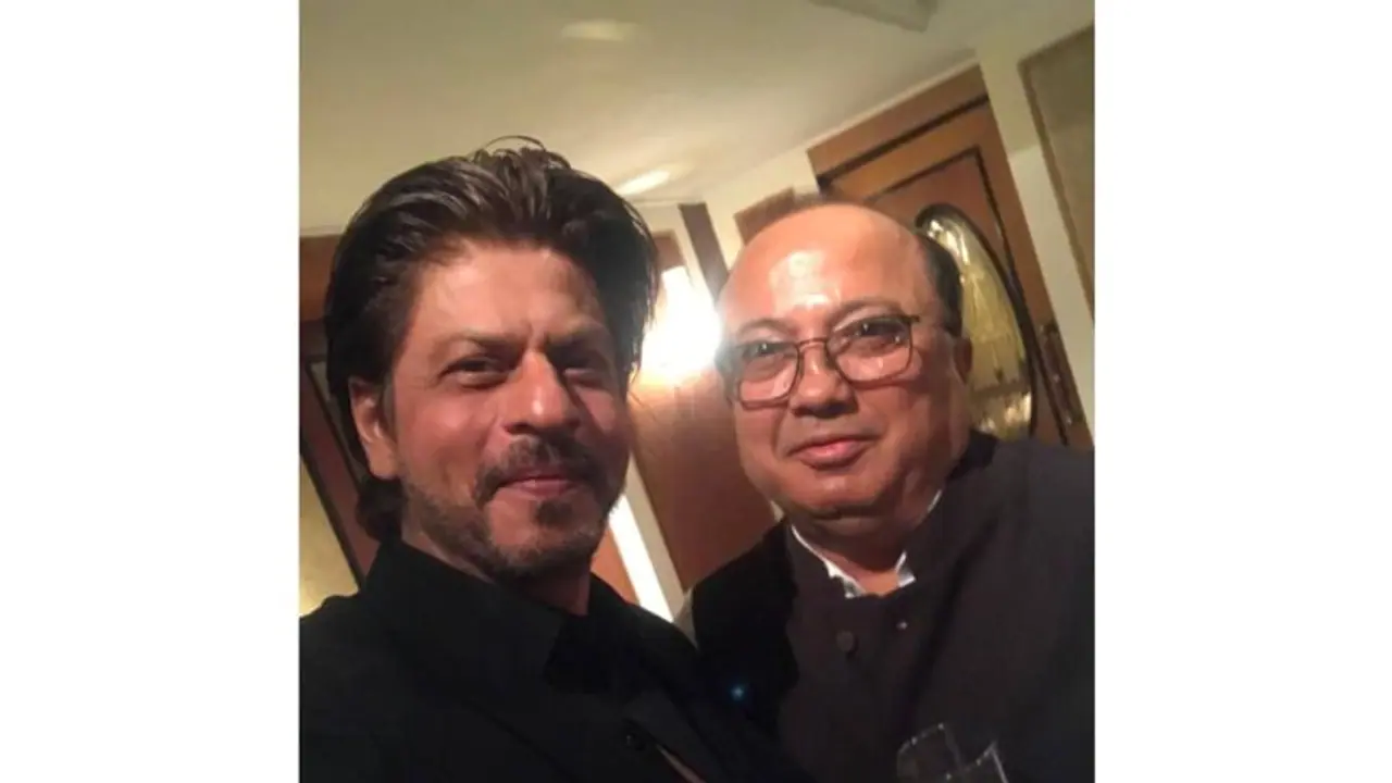 এক ফ্রেমে শাহরুখ ও বাবা! ছবি দেখে হতবাক ছেলে, তিন বছর পর জানতে পারলেন আসল রহস্য!