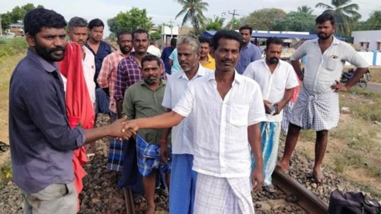 தண்டவாளத்தில் அரை அடி நீளத்திற்கு விரிசல்.. தூரத்தில் ரயில்.. கீ மேன் செய்த செயல்..