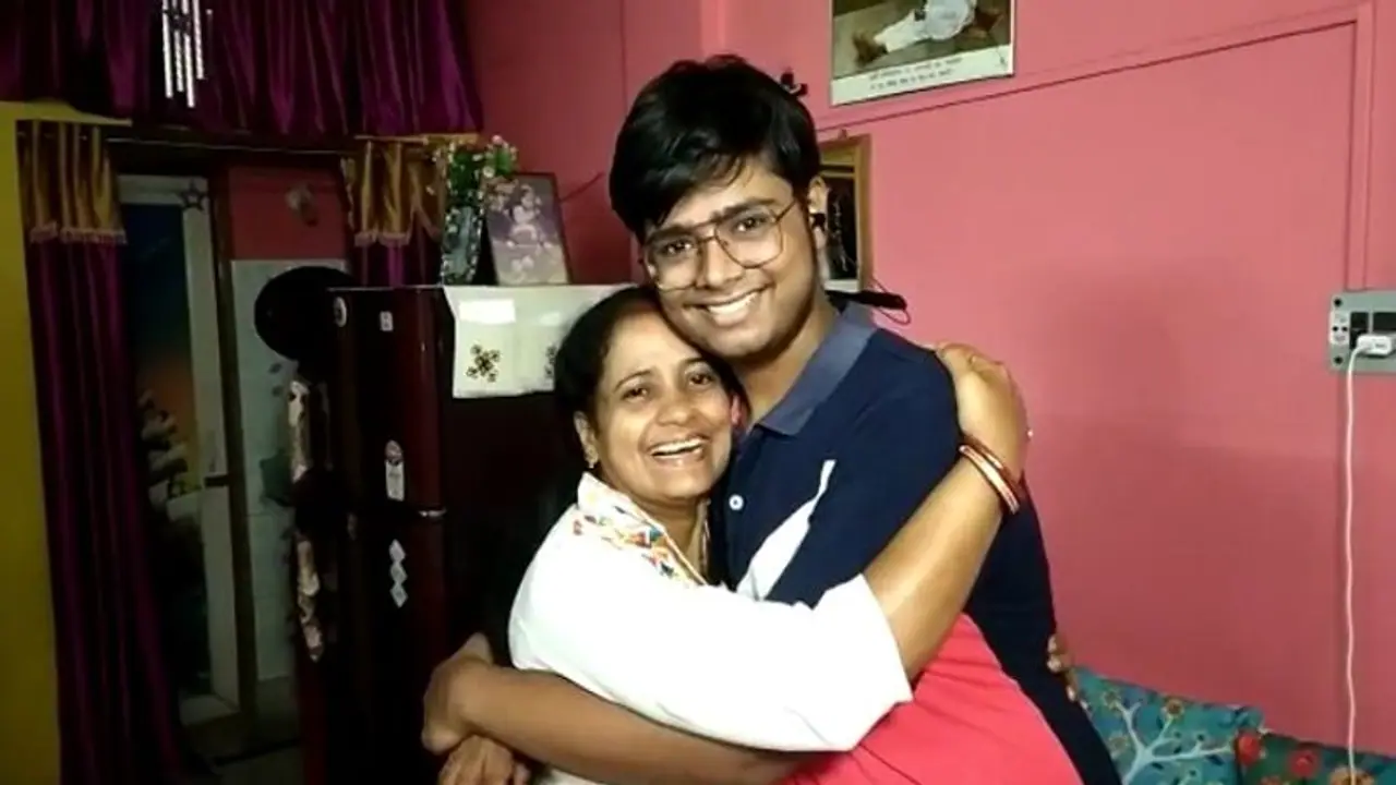 ভবিষত্যে লক্ষ্য ইঞ্জিনিয়ারিং, জয়েন্ট এন্ট্রান্সে প্রথম স্থান পেয়ে খুশির হাওয়া বালির হিমাংশু শেখরের বাড়িতে ভবিষত্যে লক্ষ্য ইঞ্জিনিয়ারিং, জয়েন্ট এন্ট্রান্সে প্রথম স্থান পেয়ে খুশির হাওয়া বালির হিমাংশু শেখরের বাড়িতে