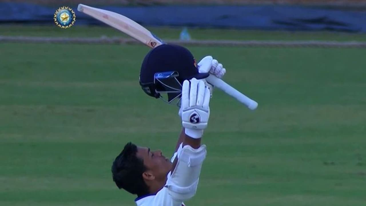 നിരാശപ്പെടുത്തി രഹാനെ, ഇരട്ട സെഞ്ചുറിയുമായി യശസ്വി ജയ്‌സ്വാള്‍; ദുലീപ് ട്രോഫിയില്‍ വെസ്റ്റ് സോണിന് മികച്ച ലീഡ്