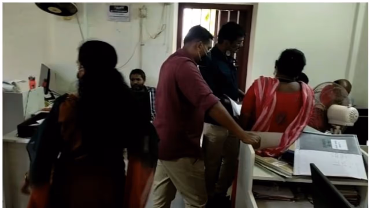 എയ്ഡഡ് അധ്യാപക നിയമനങ്ങളിൽ കൃത്രിമം, വിദ്യാഭ്യാസ വകുപ്പ് ഉദ്യോഗസ്ഥർ കൈക്കൂലി വാങ്ങുന്നതായി വിജിലൻസ് 