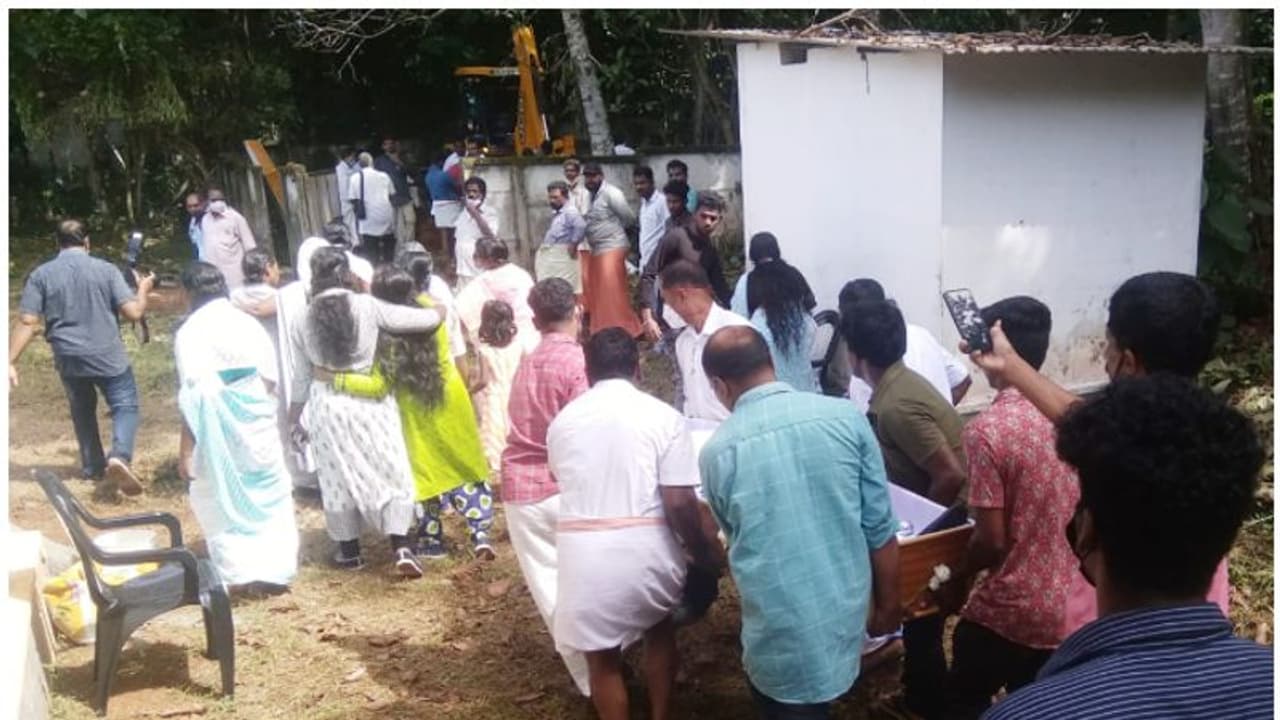 സംസ്കാരത്തെ ചൊല്ലി താമരക്കുളത്ത് തർക്കവും പരാതിയും; മൃതദേഹം ഒരാഴ്ച സൂക്ഷിച്ചു, ഒടുവിൽ ഇന്ന് സംസ്കാരം സംസ്കാരത്തെ ചൊല്ലി താമരക്കുളത്ത് തർക്കവും പരാതിയും; മൃതദേഹം ഒരാഴ്ച സൂക്ഷിച്ചു, ഒടുവിൽ ഇന്ന് സംസ്കാരം