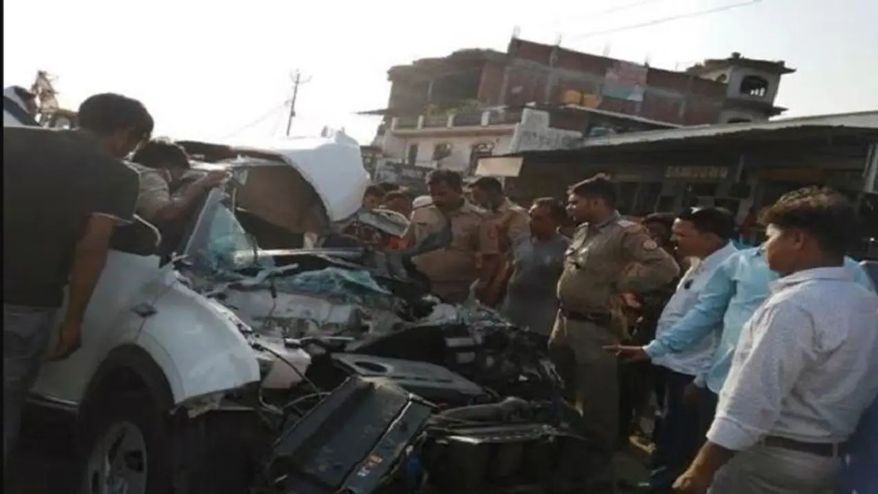 अयोध्या: गांव जा रहा परिवार हादसे का हुआ शिकार, बस से टक्कर के बाद कार सवार 3 लोगों की हुई मौत