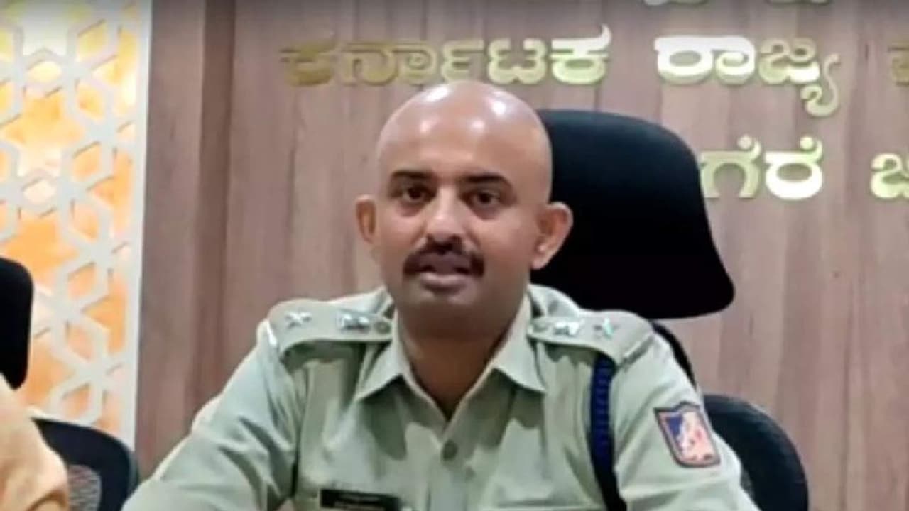 ಸಿಎಂ ಬಂದೋಬಸ್ತ್ನಲ್ಲಿದ್ದ PSIಗೆ ಹೃದಯಾಘಾತ, SP ಪ್ರಜ್ಞೆಯಿಂದ ಉಳಿಯಿತು ಜೀವ ಸಿಎಂ ಬಂದೋಬಸ್ತ್ನಲ್ಲಿದ್ದ PSIಗೆ ಹೃದಯಾಘಾತ, SP ಪ್ರಜ್ಞೆಯಿಂದ ಉಳಿಯಿತು ಜೀವ