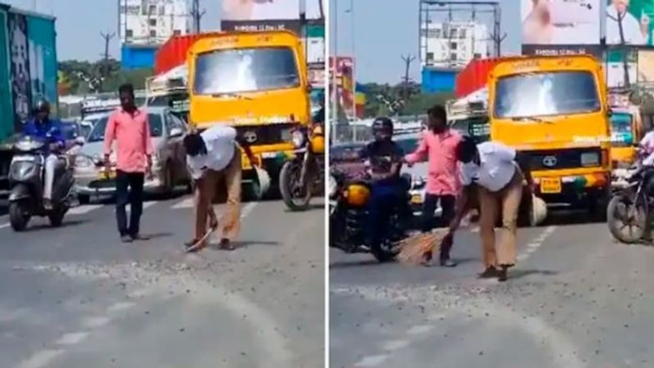 इस जांबाज को सैल्यूट: कोई हादसा न हो इसलिए पुलिसकर्मी ने भरी धूप में सड़क पर लगाई झाड़ू, वीडियो हो गया वायरल इस जांबाज को सैल्यूट: कोई हादसा न हो इसलिए पुलिसकर्मी ने भरी धूप में सड़क पर लगाई झाड़ू, वीडियो हो गया वायरल
