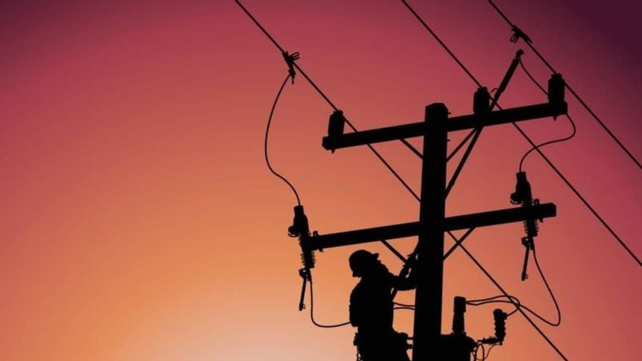 ഹെല്‍മറ്റില്ലാത്തതിന് പിഴയടപ്പിച്ചു, പൊലീസ് സ്റ്റേഷന്‍റെ ഫ്യൂസൂരി ലൈന്മ‍ാന്‍റെ പ്രതികാരം!