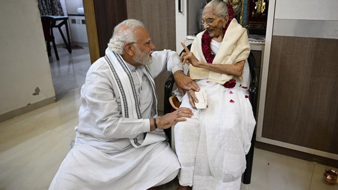 தாயின் காலடியில் அமர்ந்து பேசி குழந்தையாக மாறிய பிரதமர் மோடி.. பாத பூஜை செய்து 100வது பிறந்த நாள் கொண்டாட்டம்