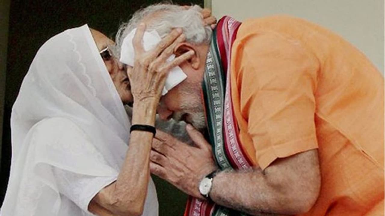 मां, ये सिर्फ एक शब्द नहीं... PM मोदी ने 27 पेज में मां हीराबेन के बारे में वो सबकुछ लिखा, जो शायद रेयर हैं... मां, ये सिर्फ एक शब्द नहीं... PM मोदी ने 27 पेज में मां हीराबेन के बारे में वो सबकुछ लिखा, जो शायद रेयर हैं...