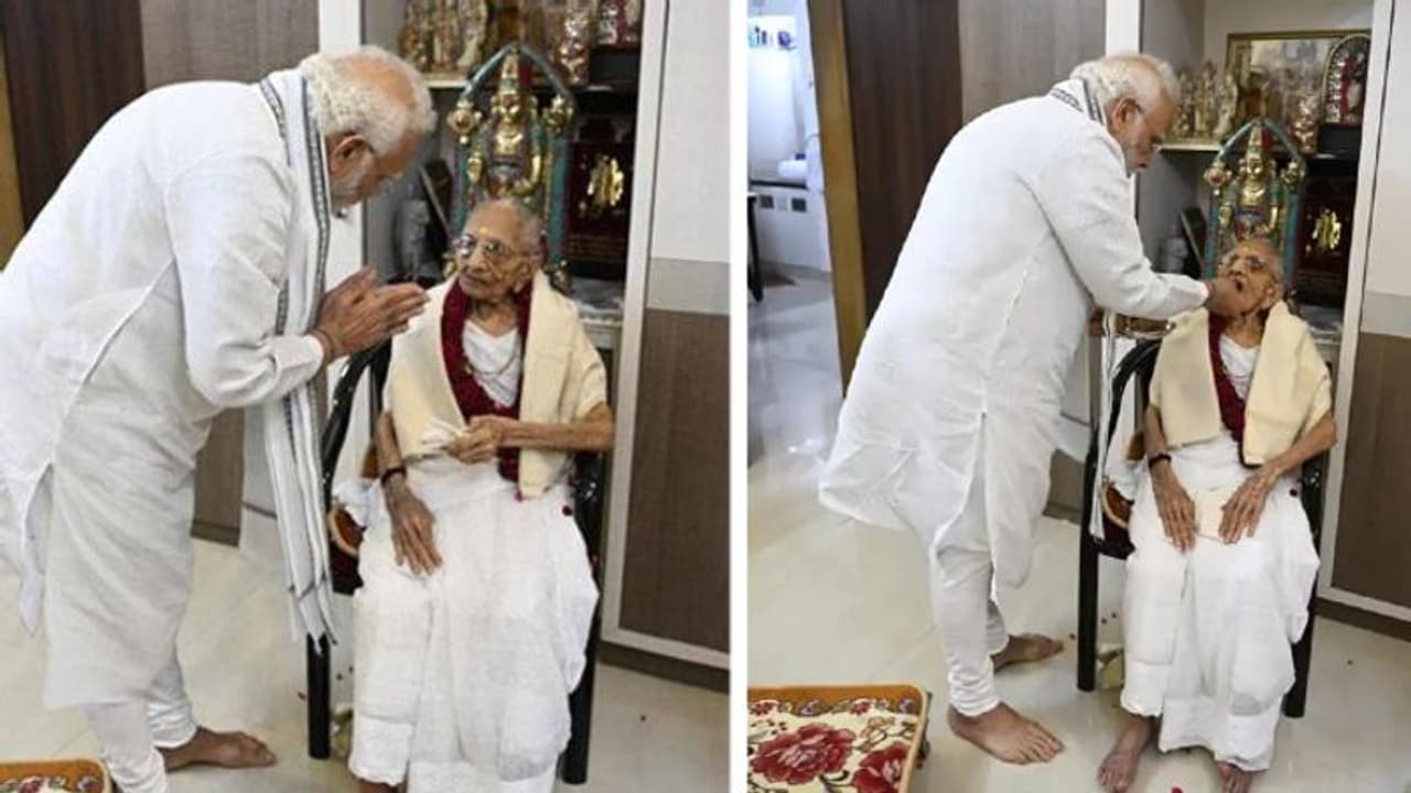 PM MODI ने मां के पैर धोए फिर पानी आंखों से लगाया, पास बैठकर की वंदना...मुंह मीठा कराकर दिया ये खास गिफ्ट PM MODI ने मां के पैर धोए फिर पानी आंखों से लगाया, पास बैठकर की वंदना...मुंह मीठा कराकर दिया ये खास गिफ्ट