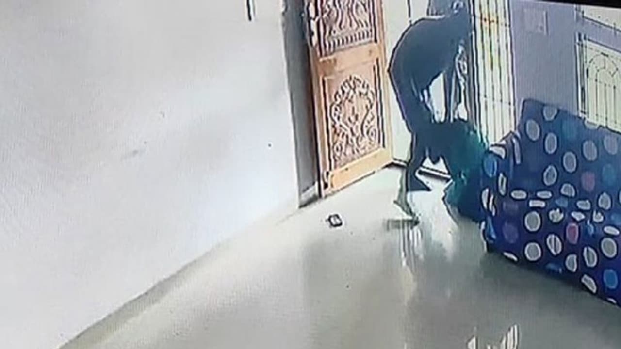 வீட்ல வச்சு மசாஜ் செய்ய முடியாது.. சென்டருக்கு வர சொன்ன பெண்ணை வீடு புகுந்து கதறவிட்ட இளைஞர்கள்..! வீட்ல வச்சு மசாஜ் செய்ய முடியாது.. சென்டருக்கு வர சொன்ன பெண்ணை வீடு புகுந்து கதறவிட்ட இளைஞர்கள்..!