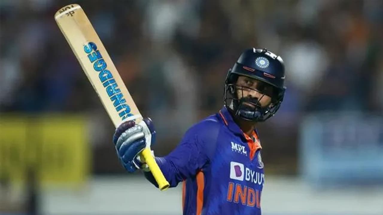 'കാര്‍ത്തികിന് കമന്ററി നന്നായി വഴങ്ങും, എന്റെ അരികിലിരിക്കാം'; ഡി കെ ടീമിലെത്തിയതിനെ കുറിച്ച് അജയ് ജഡേജ