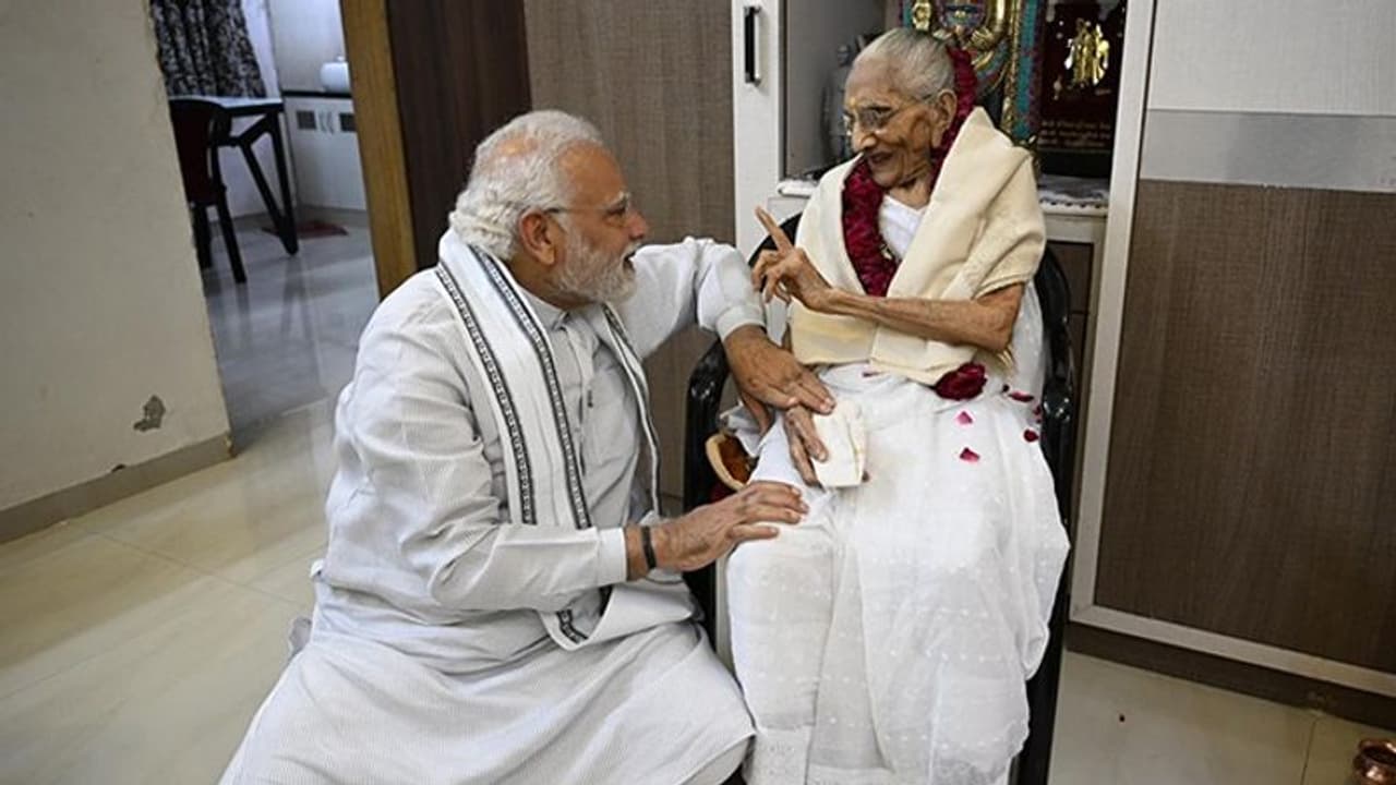 అమ్మ పుట్టిన రోజు.. బ్లాగ్ లో ప్రధాని మోదీ ఎమోషనల్..!