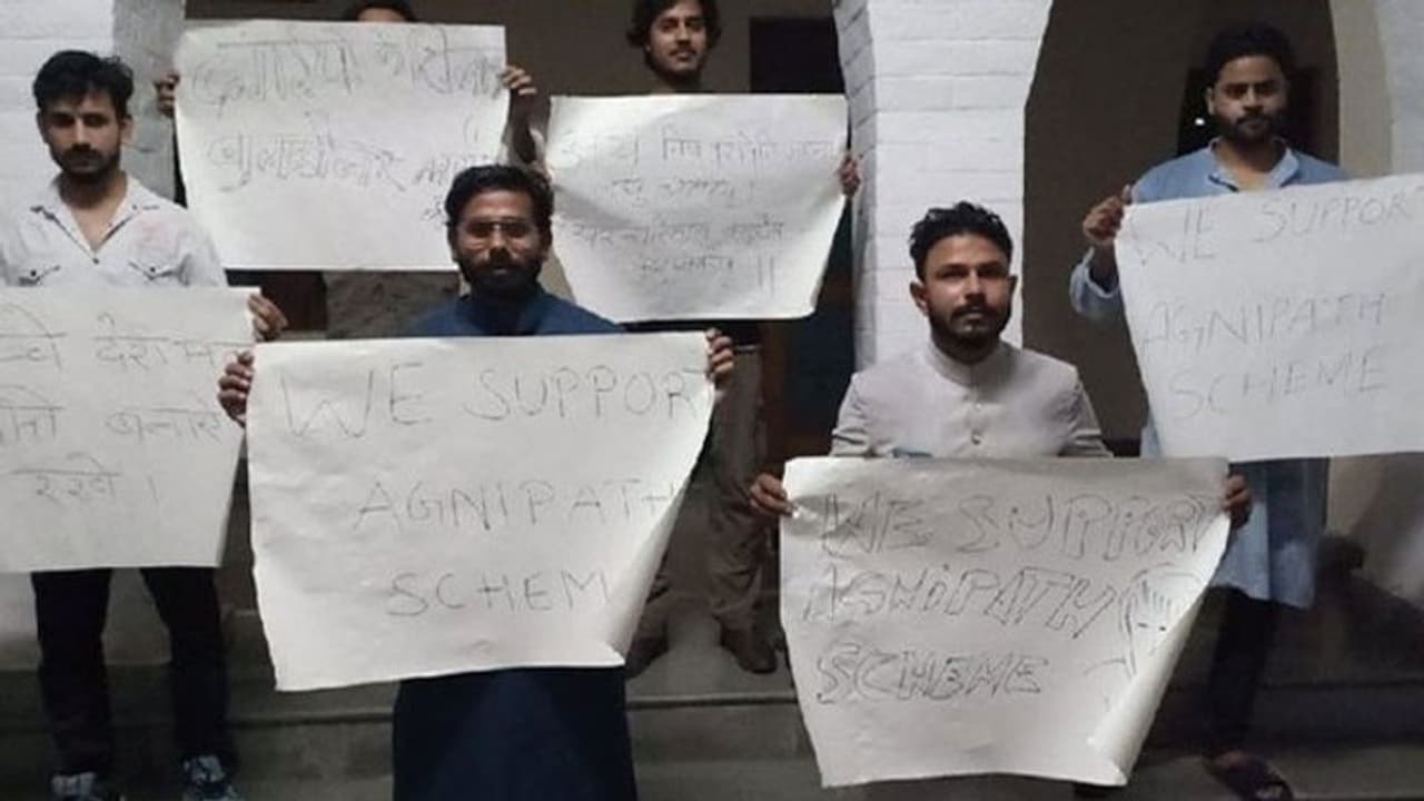 अलीगढ़: अग्निपथ स्कीम के समर्थन में उतरे एएमयू छात्र, पोस्टर पर लिखा ‘बच्चे देश भक्त शांति बनाए रखें’ अलीगढ़: अग्निपथ स्कीम के समर्थन में उतरे एएमयू छात्र, पोस्टर पर लिखा ‘बच्चे देश भक्त शांति बनाए रखें’