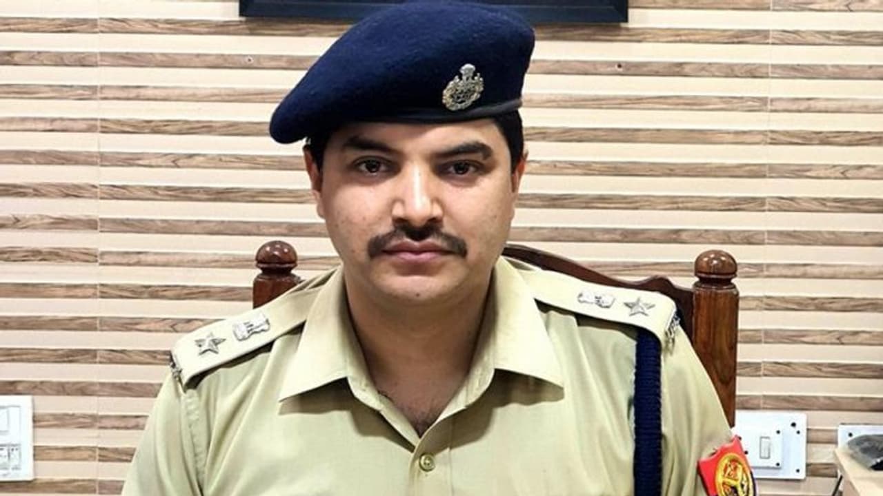 अलीगढ़ में अग्निपथ स्कीम को लेकर मचे बवाल के बीच चला पुलिस का हंटर, उपद्रवियों पर हुआ बड़ा एक्शन अलीगढ़ में अग्निपथ स्कीम को लेकर मचे बवाल के बीच चला पुलिस का हंटर, उपद्रवियों पर हुआ बड़ा एक्शन