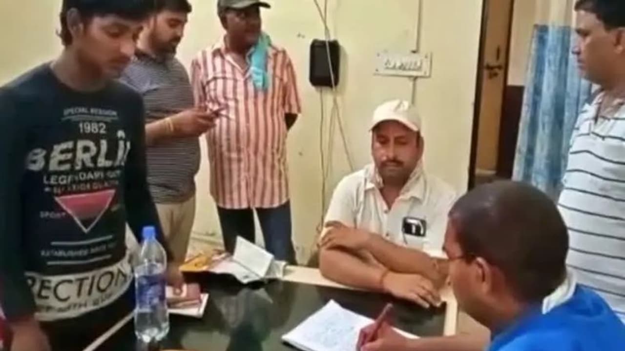 ಶುಲ್ಕ ಕಟ್ಟಲು ಅಮ್ಮನ ಮಂಗಳಸೂತ್ರ ಮಾರಿದ ಯುವಕ: ಮಾನವೀಯತೆ ಮೆರೆದ ಆರ್‌ಟಿಒ ಅಧಿಕಾರಿ