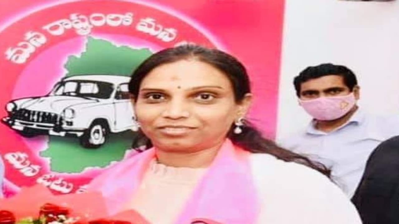 గ్రేటర్ హైదరాబాద్లో టీఆర్ఎస్కు భారీ షాక్.. కాంగ్రెస్లో చేరనున్న పీజేఆర్ కూతురు.. రేవంత్ రెడ్డితో భేటీ.. గ్రేటర్ హైదరాబాద్లో టీఆర్ఎస్కు భారీ షాక్.. కాంగ్రెస్లో చేరనున్న పీజేఆర్ కూతురు.. రేవంత్ రెడ్డితో భేటీ..