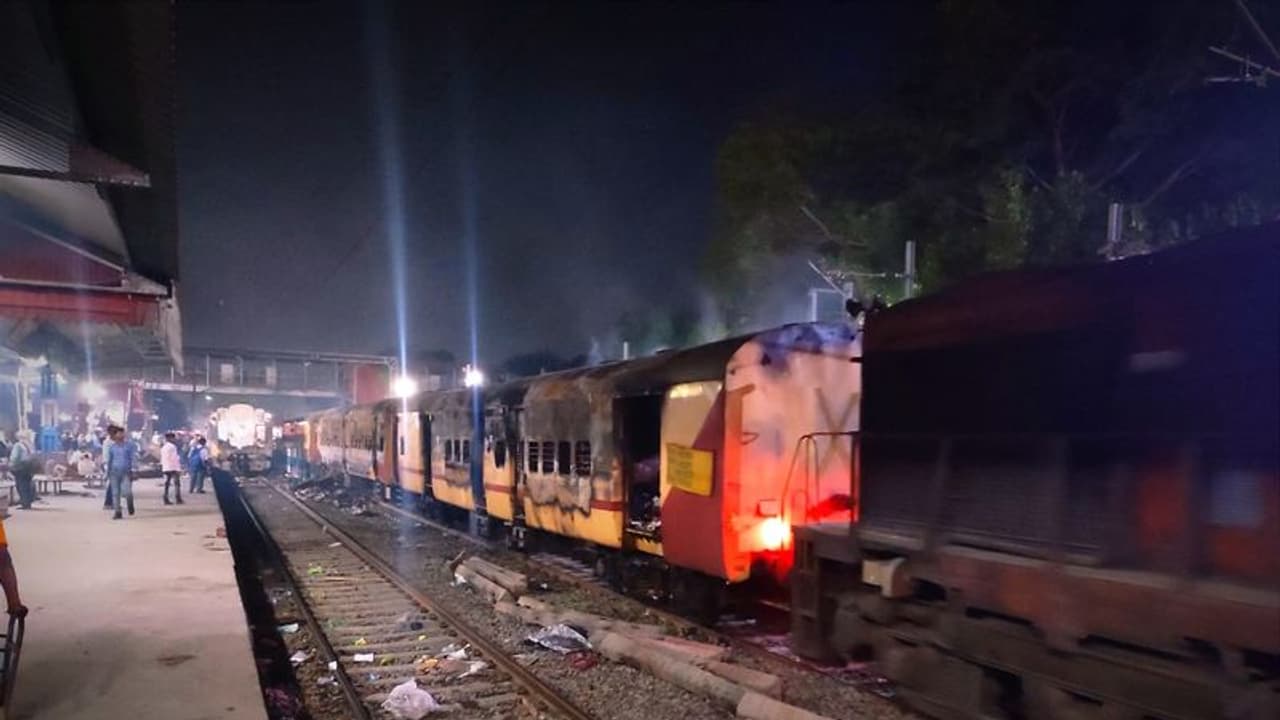 Agnipath Protest in Secunderabad : ‘ఇప్పుడు కాకపోతే జవాన్లు కాలేరు’.. రెచ్చగొట్టిన డిఫెన్స్ అకాడమీ ప్రతినిధులు Agnipath Protest in Secunderabad : ‘ఇప్పుడు కాకపోతే జవాన్లు కాలేరు’.. రెచ్చగొట్టిన డిఫెన్స్ అకాడమీ ప్రతినిధులు