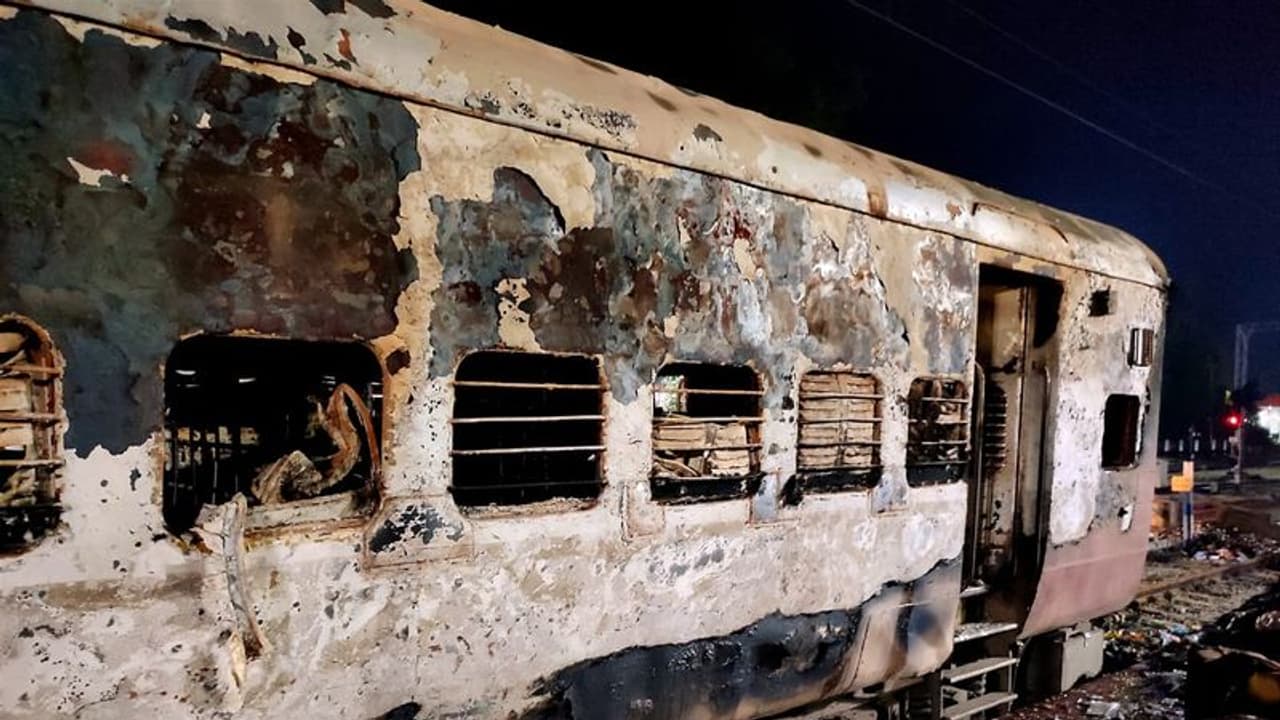 2 వేల రైళ్లు రద్దు.. రూ.259 కోట్ల నష్టం : అగ్నిపథ్ డ్యామేజీపై పార్లమెంట్లో కేంద్రం ప్రకటన 2 వేల రైళ్లు రద్దు.. రూ.259 కోట్ల నష్టం : అగ్నిపథ్ డ్యామేజీపై పార్లమెంట్లో కేంద్రం ప్రకటన