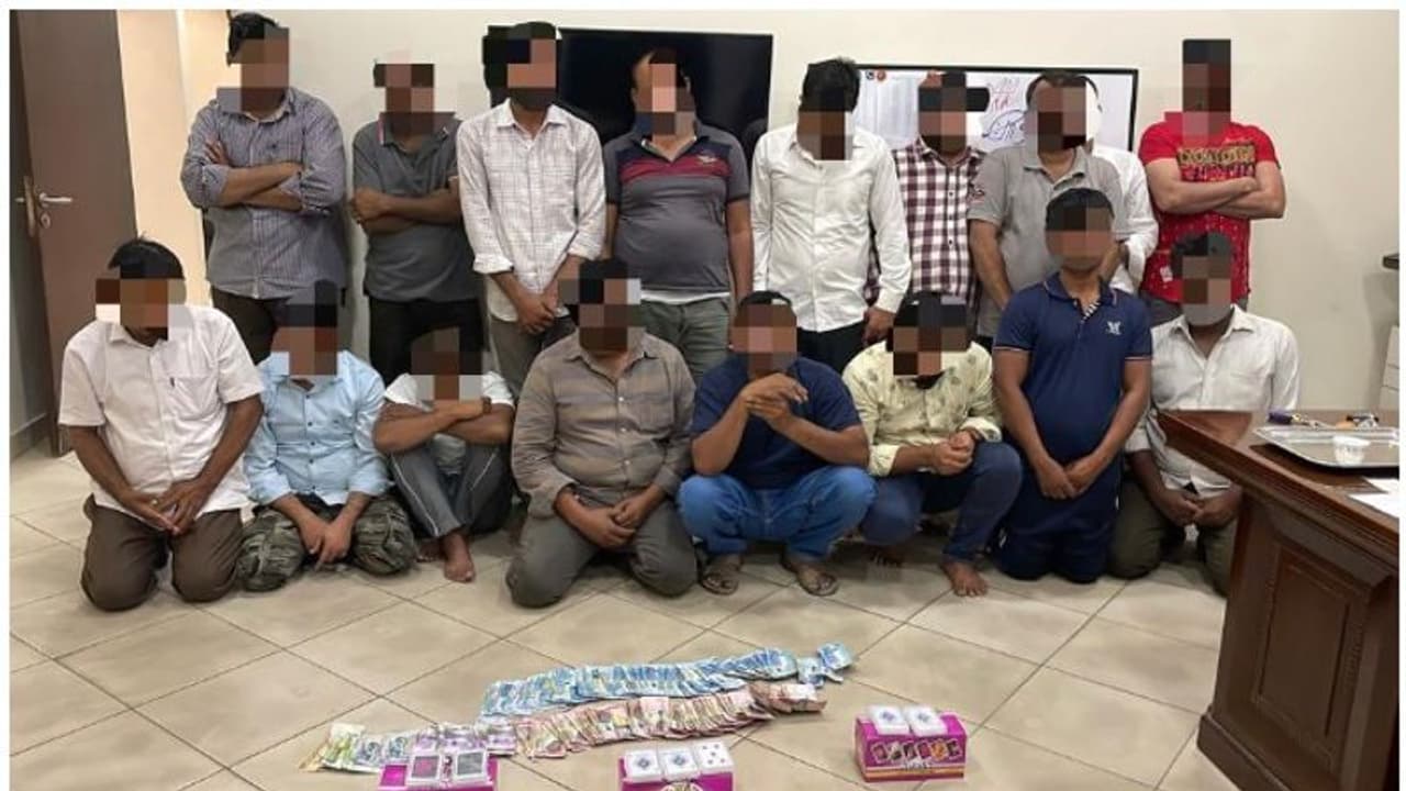 താമസ സ്ഥലത്ത് പണംവെച്ച് ചൂതാട്ടം; 18 പ്രവാസികള് അറസ്റ്റില് താമസ സ്ഥലത്ത് പണംവെച്ച് ചൂതാട്ടം; 18 പ്രവാസികള് അറസ്റ്റില്