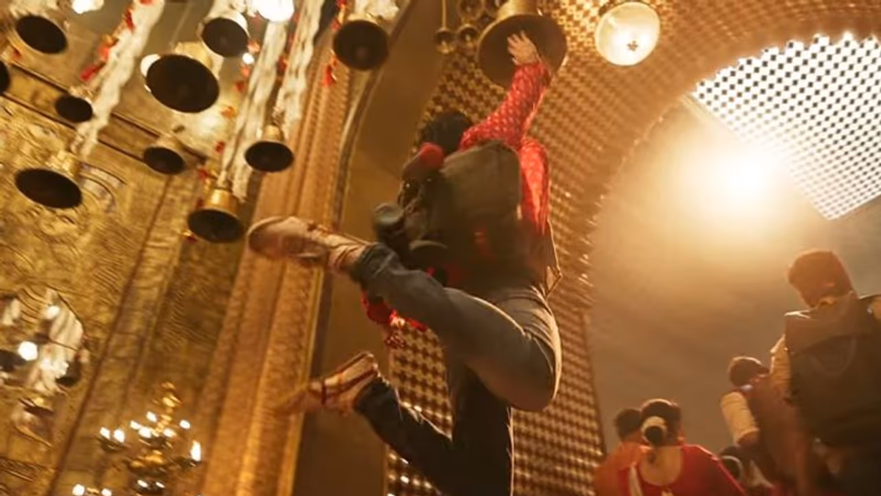 ಶೂ ಹಾಕಿ ದೇವಸ್ಥಾನ ಪ್ರವೇಶಿಸಿದ್ರಾ ರಣಬೀರ್? ವಿವಾದದ ಬಗ್ಗೆ 'ಬ್ರಹ್ಮಾಸ್ತ್ರ' ನಿರ್ದೇಶಕರ ಸ್ಪಷ್ಟನೆ ಶೂ ಹಾಕಿ ದೇವಸ್ಥಾನ ಪ್ರವೇಶಿಸಿದ್ರಾ ರಣಬೀರ್? ವಿವಾದದ ಬಗ್ಗೆ 'ಬ್ರಹ್ಮಾಸ್ತ್ರ' ನಿರ್ದೇಶಕರ ಸ್ಪಷ್ಟನೆ