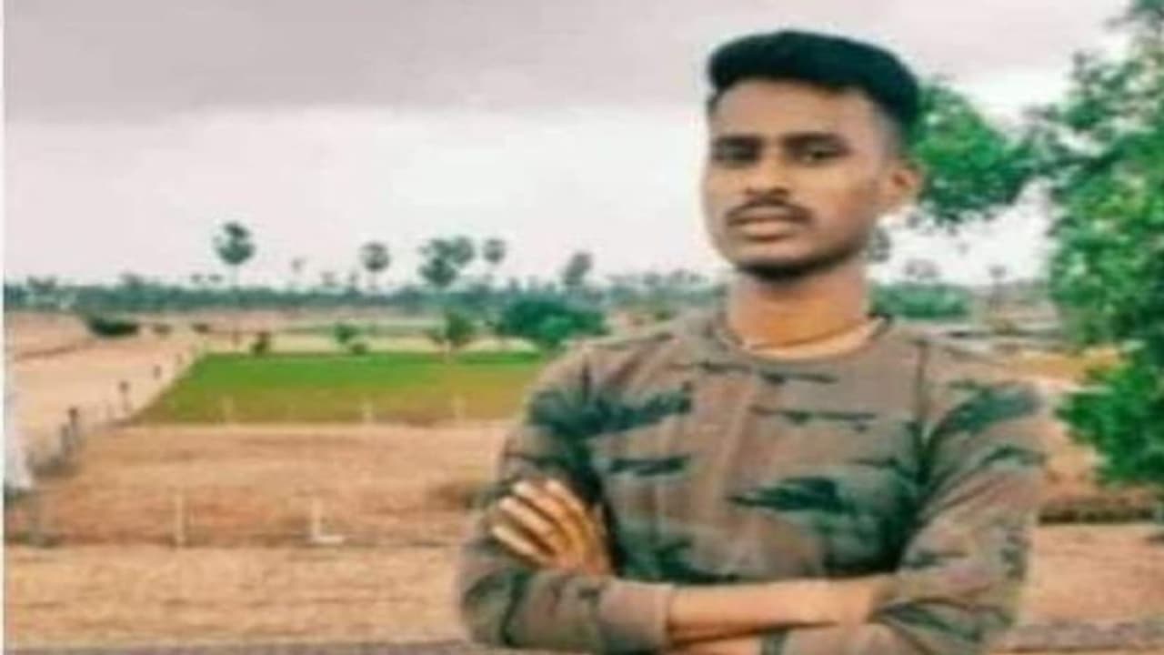 ಯೋಧನಾಗಬೇಕಿತ್ತು, ಪೊಲೀಸರ ಗುಂಡಿಗೆ ಬಲಿಯಾದ: ಹಿಂಸಾಚಾರದಲ್ಲಿ ಬಲಿಯಾದವನ ತಂದೆ ಮಾತು ಯೋಧನಾಗಬೇಕಿತ್ತು, ಪೊಲೀಸರ ಗುಂಡಿಗೆ ಬಲಿಯಾದ: ಹಿಂಸಾಚಾರದಲ್ಲಿ ಬಲಿಯಾದವನ ತಂದೆ ಮಾತು