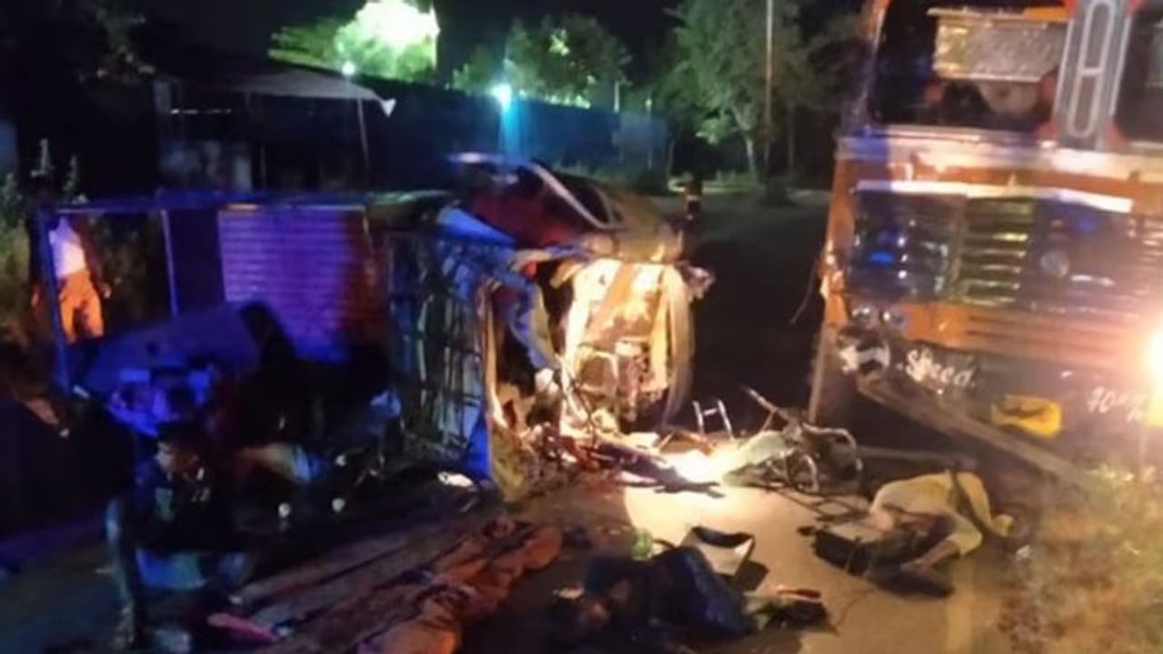 सड़क पर अचानक तेज धमाका हुआ, लोग पहुंचे तो चीख पुकार मची हुई थी, छह लोगों की मौत सड़क पर अचानक तेज धमाका हुआ, लोग पहुंचे तो चीख पुकार मची हुई थी, छह लोगों की मौत