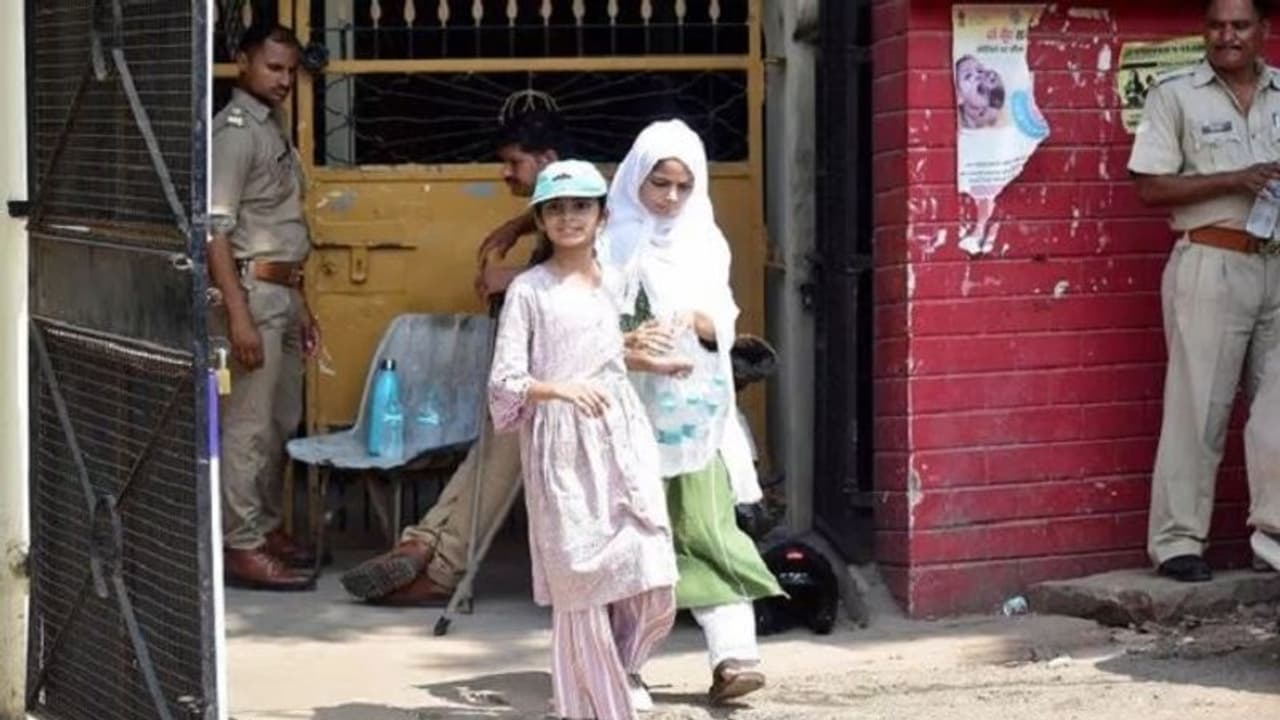 तपती धूप के बीच रोशनबाग की हलीमा और सारा ने दिया इंसानियत का पैगाम, अपने इस काम से पत्थरबाजों को दिखाया आईना