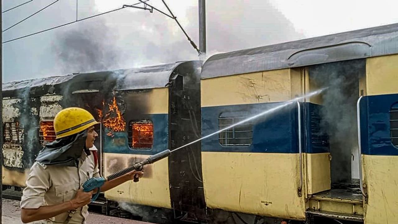 కోజికోడ్ రైలు దగ్ధం కేసు: హోటల్ గదిలో సాక్షి తండ్రి అనుమానాస్పద మృతి.. ఐపీఎస్ అధికారిపై వేటు కోజికోడ్ రైలు దగ్ధం కేసు: హోటల్ గదిలో సాక్షి తండ్రి అనుమానాస్పద మృతి.. ఐపీఎస్ అధికారిపై వేటు