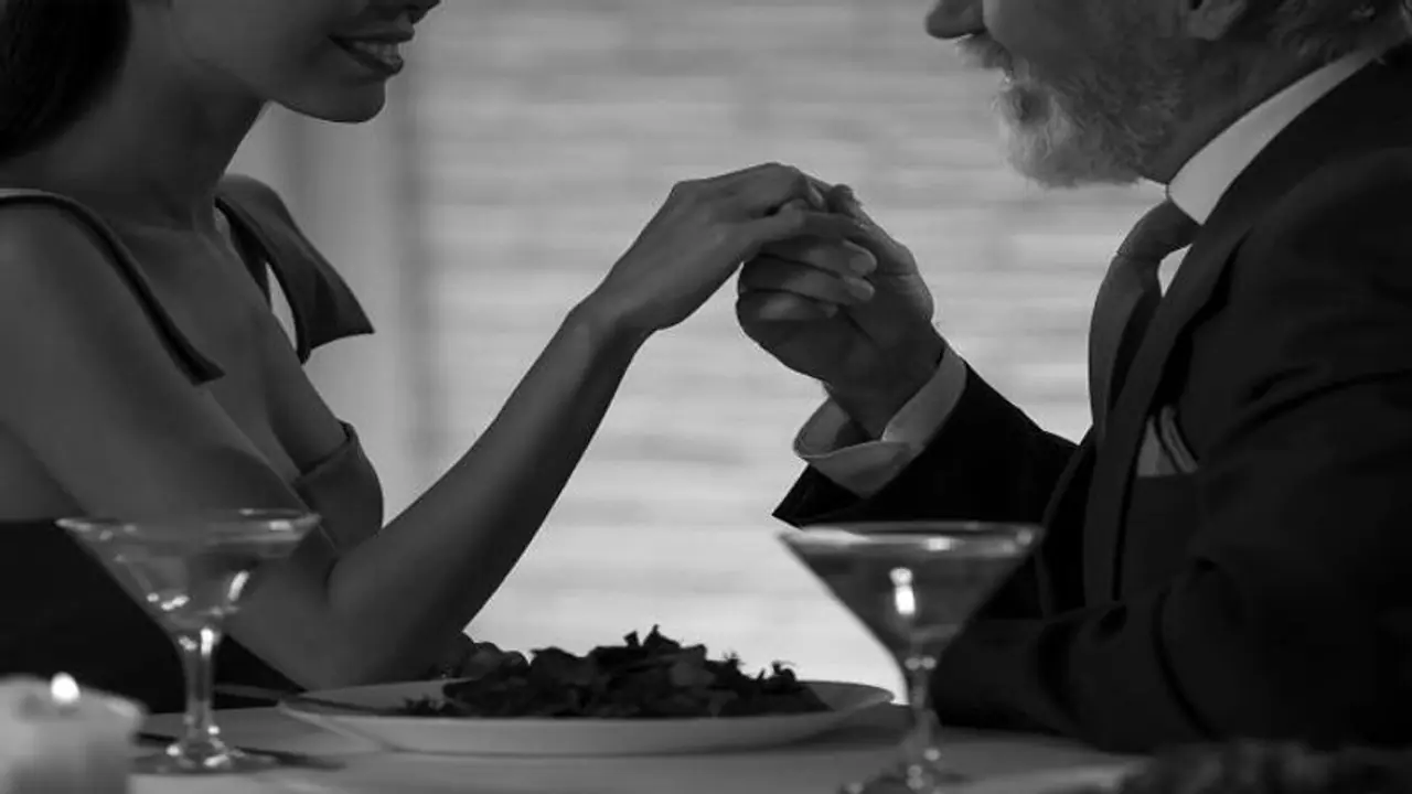 पिता का बेटे की एक्स गर्लफ्रेंड से संबंध, बेटा विदेश में तो दोनों उसके बेड पर सो रहे, लड़की बाप संग ज्यादा खुश पिता का बेटे की एक्स गर्लफ्रेंड से संबंध, बेटा विदेश में तो दोनों उसके बेड पर सो रहे, लड़की बाप संग ज्यादा खुश