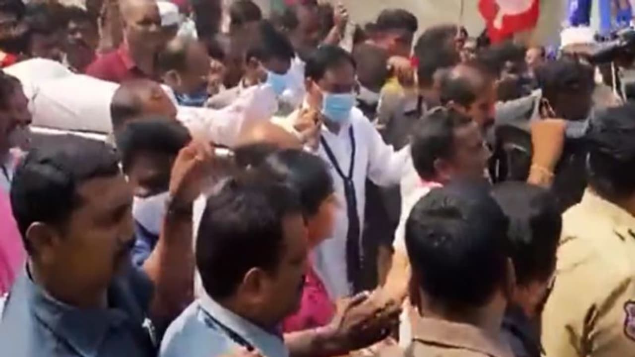 వరంగల్ రైల్వే స్టేషన్‌పై దాడికి యత్నం.. రాకేష్ అంతిమ యాత్రలో తీవ్ర ఉద్రిక్తత.. 