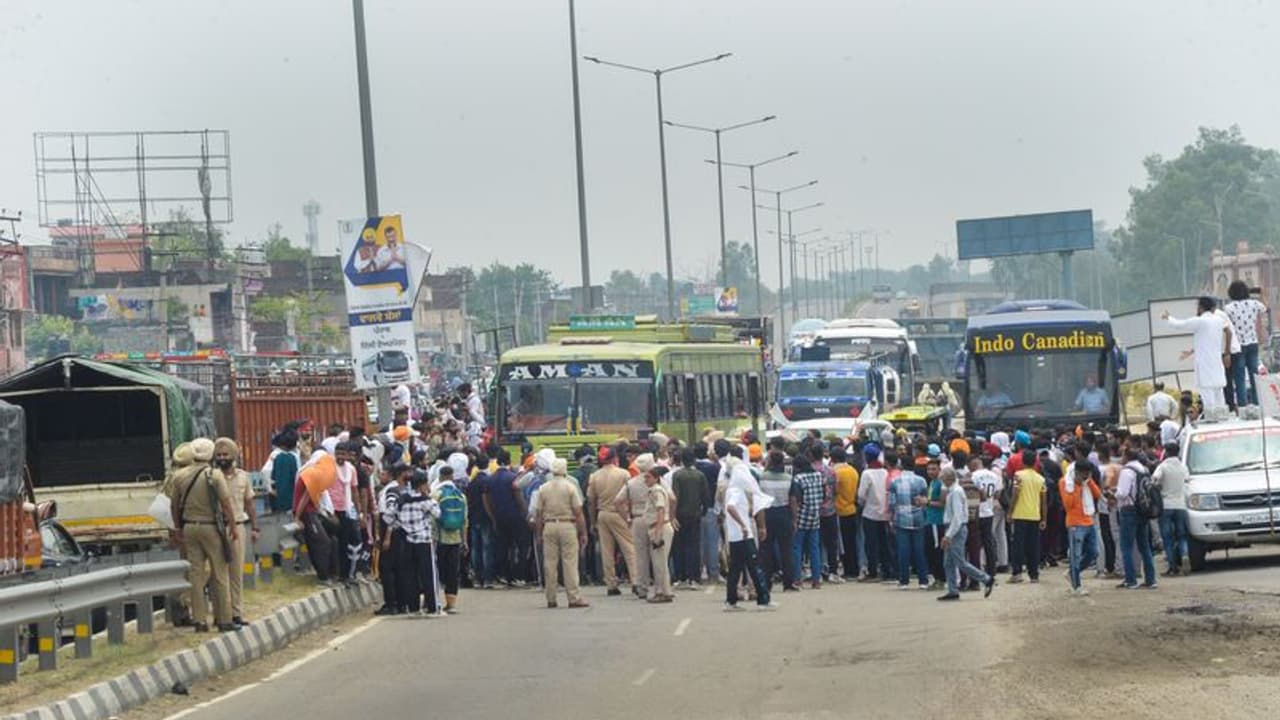 18 जून की 12 बड़ी खबरें: अग्निवीरों के लिए एक और बड़ी घोषणा, काबुल में गुरुद्वारे पर अटैक, असम में भीषण बाढ़ 18 जून की 12 बड़ी खबरें: अग्निवीरों के लिए एक और बड़ी घोषणा, काबुल में गुरुद्वारे पर अटैक, असम में भीषण बाढ़