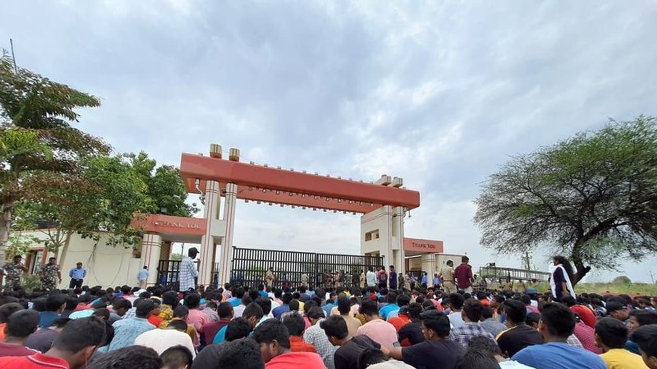 IIIT Basar: బాసరలో ఆగని ఆందోళనలు.. ట్రిపుల్ ఐటీ క్యాంపస్ను కేసీఆర్ సందర్శించాలంటూ నినాదాలు IIIT Basar: బాసరలో ఆగని ఆందోళనలు.. ట్రిపుల్ ఐటీ క్యాంపస్ను కేసీఆర్ సందర్శించాలంటూ నినాదాలు