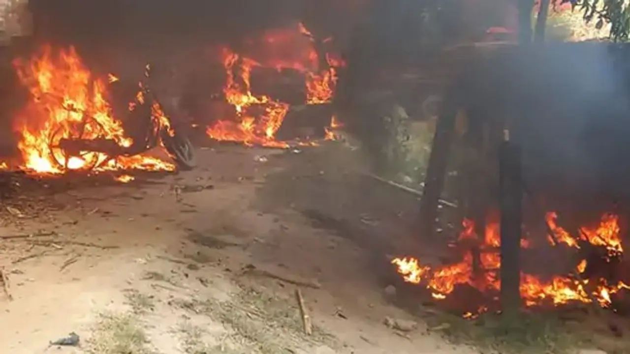 अग्निपथ में जल रहा बिहार: पुलिस पर की दनादन फायरिंग, रेलवे स्टेशन को जला दिया, दर्जनों वाहनों को फूंका अग्निपथ में जल रहा बिहार: पुलिस पर की दनादन फायरिंग, रेलवे स्टेशन को जला दिया, दर्जनों वाहनों को फूंका