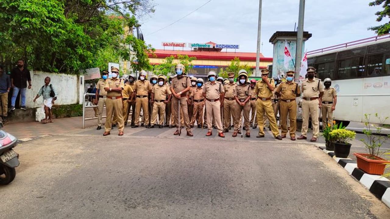 Bharat Bandh Today:இன்று பாரத் பந்த்: அக்னிபாத் திட்டத்துக்கு எதிராக அழைப்பு:10 முக்கியத் தகவல்கள் Bharat Bandh Today:இன்று பாரத் பந்த்: அக்னிபாத் திட்டத்துக்கு எதிராக அழைப்பு:10 முக்கியத் தகவல்கள்