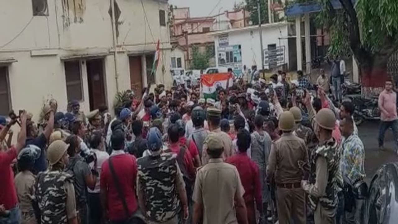 सहारनपुर में 'अग्निपथ' योजना को लेकर युवाओं का प्रदर्शन, रक्षामंत्री को सौंपा ज्ञापन, कहा सरकार वापस ले योजना सहारनपुर में 'अग्निपथ' योजना को लेकर युवाओं का प्रदर्शन, रक्षामंत्री को सौंपा ज्ञापन, कहा सरकार वापस ले योजना